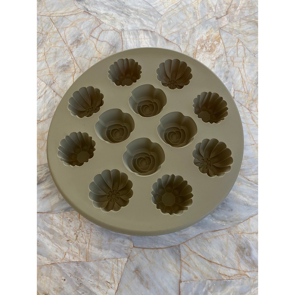 Pampered‎ Chef Silicone Floral Muffin Pan 12 pc Rose Flower Mold Taupe 12 inch